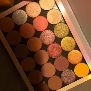 Pallet with glitter and neutral color